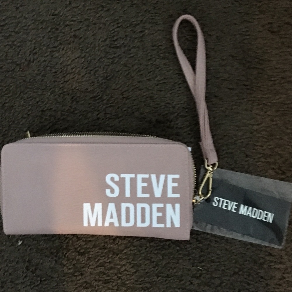 Light pink Steve Madden wristlet